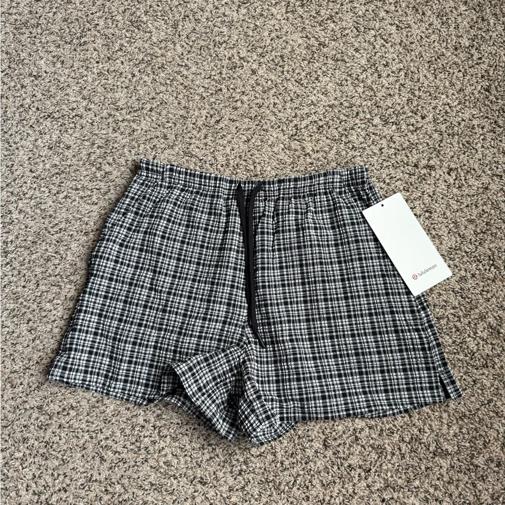 Lululemon Seersucker Check Mid-Rise Pull-On Short 3